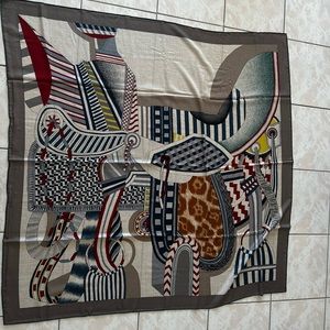 Hermes Chale 140 la Selle Imaginaire brand new / never worn